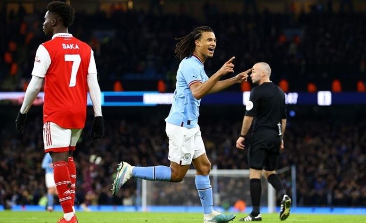 Nathan Ake tung cú sút dứt điểm giúp Man City vào vòng trong FA Cup