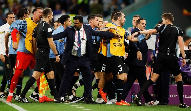 Trọng tài khiến Uruguay bị loại ở vòng bảng World Cup 2022 đáng ngồi tù 