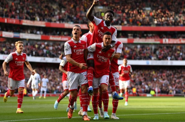 Arsenal nhanh chóng trở lại ngôi đầu Ngoại hạng Anh